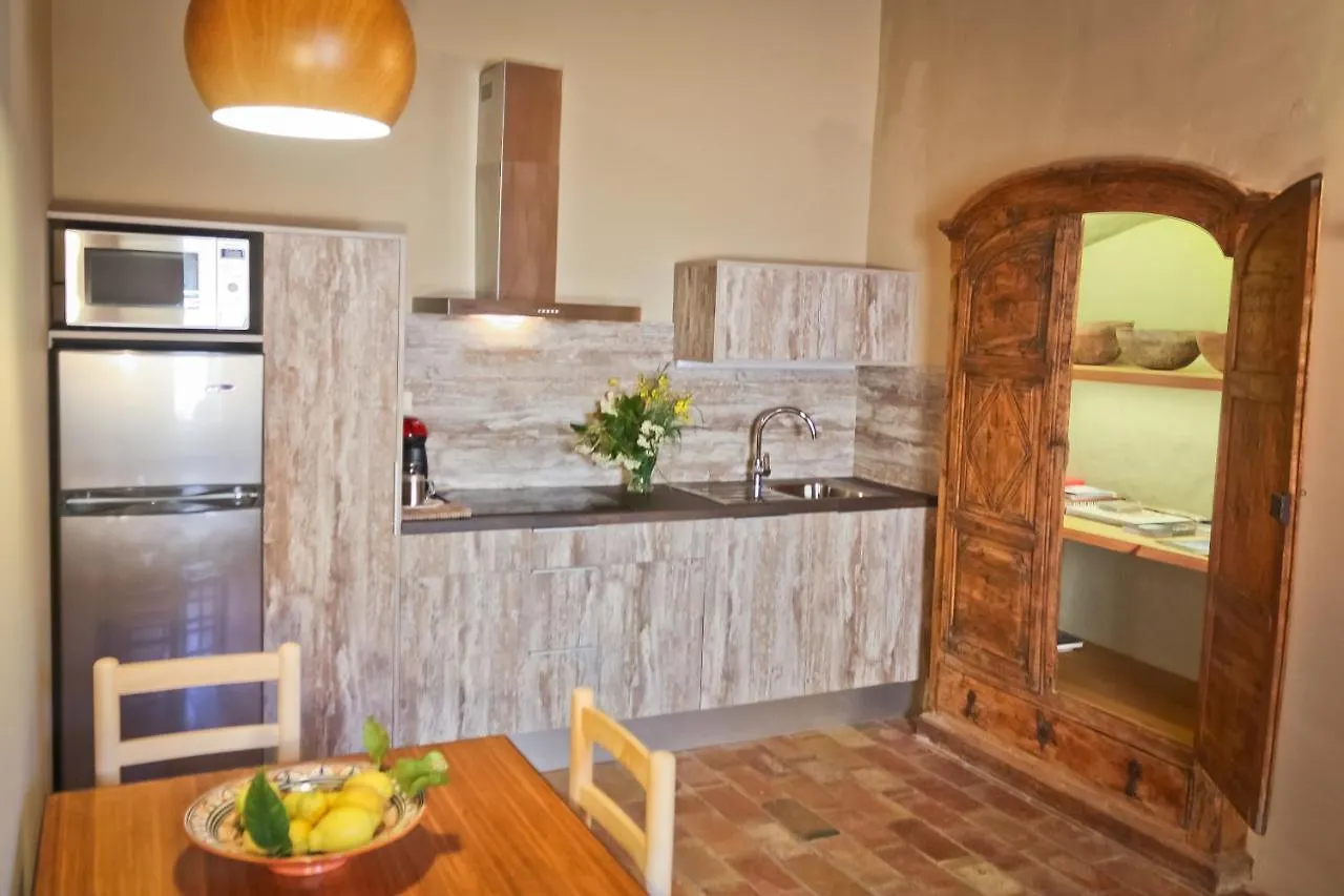 Apartamentos En La Rectoria De Regencos Country house